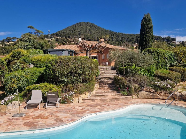 Villa for Sale in Carqueiranne, Provence Coast (cassis To Cavalaire) 1