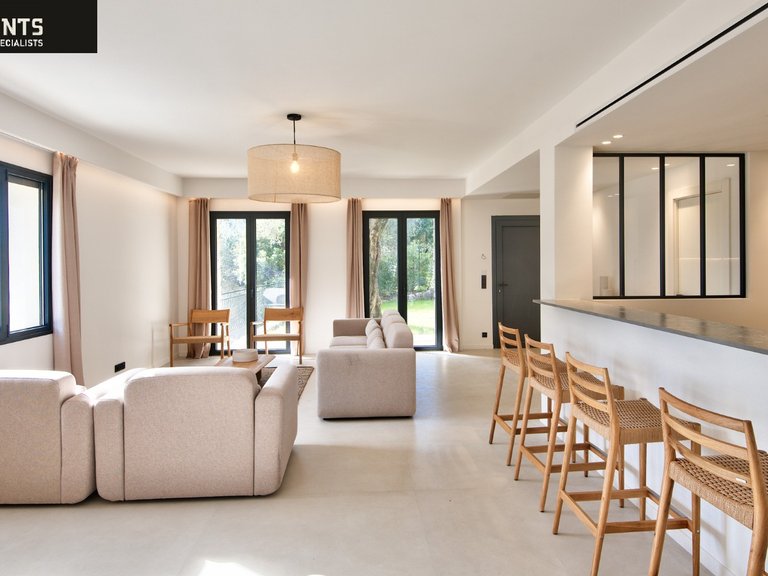 Villa for Sale in Nice, Nice Area 4