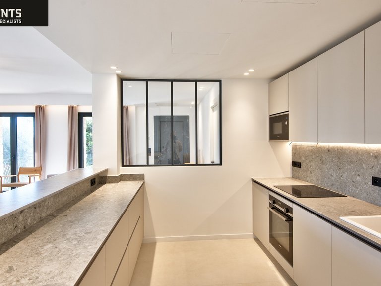 Villa for Sale in Nice, Nice Area 6