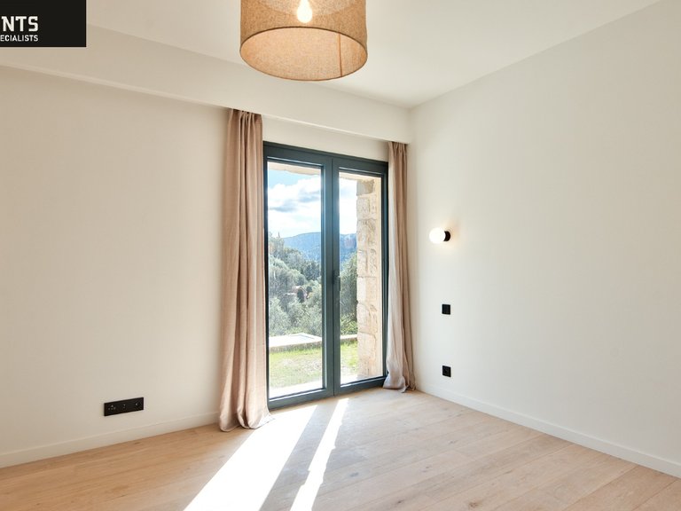 Villa for Sale in Nice, Nice Area 11