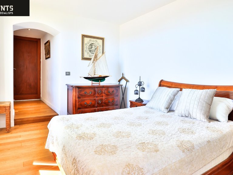Villa for Sale in Nice, Nice Area 14