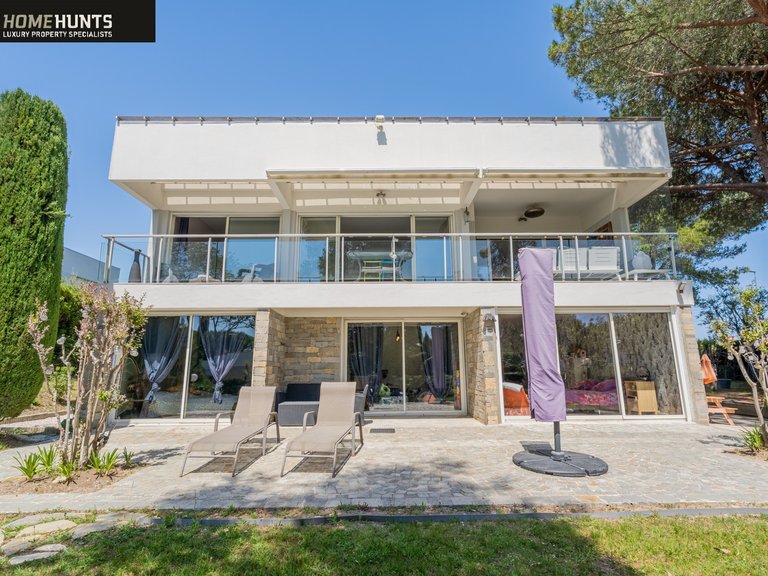 Villa for Sale in Villeneuve Loubet, Antibes Area 1
