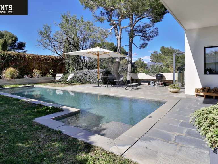 Villa for Sale in Nice, Nice Area 4