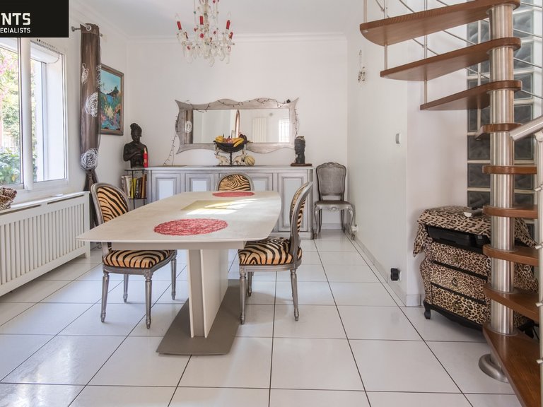 Villa for Sale in Nice, Nice Area 10