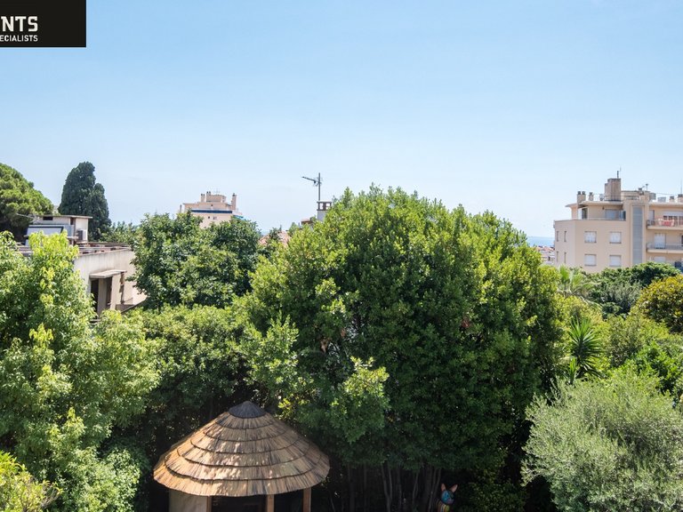 Villa for Sale in Nice, Nice Area 14