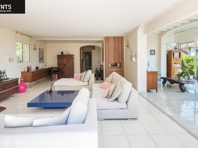 Villa for Sale in Nice, Nice Area 5