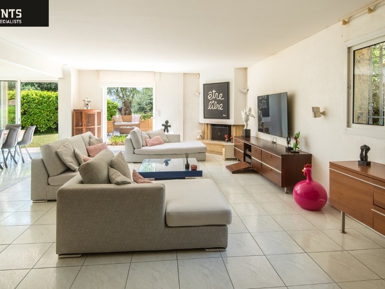 Villa for Sale in Nice, Nice Area 7
