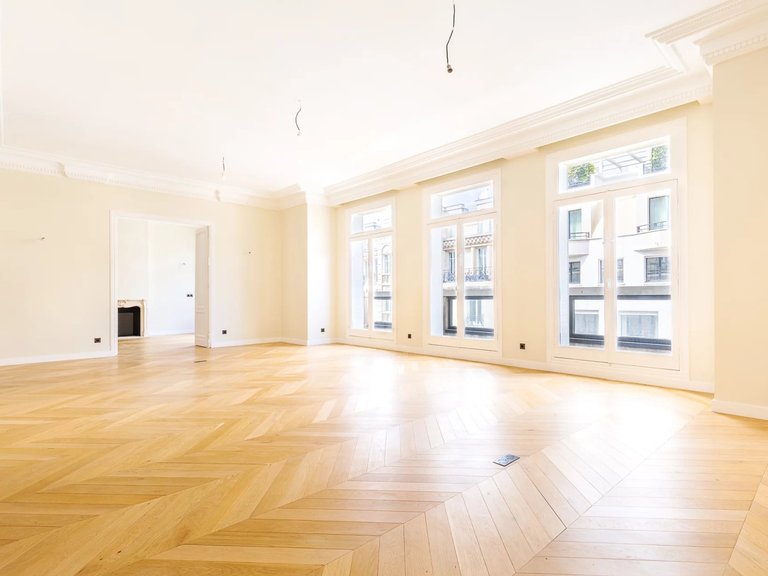 Apartment for Sale in 7th (invalides, Eiffel Tower, Orsay), Paris Left Bank (5th,6th & 7th ) 1