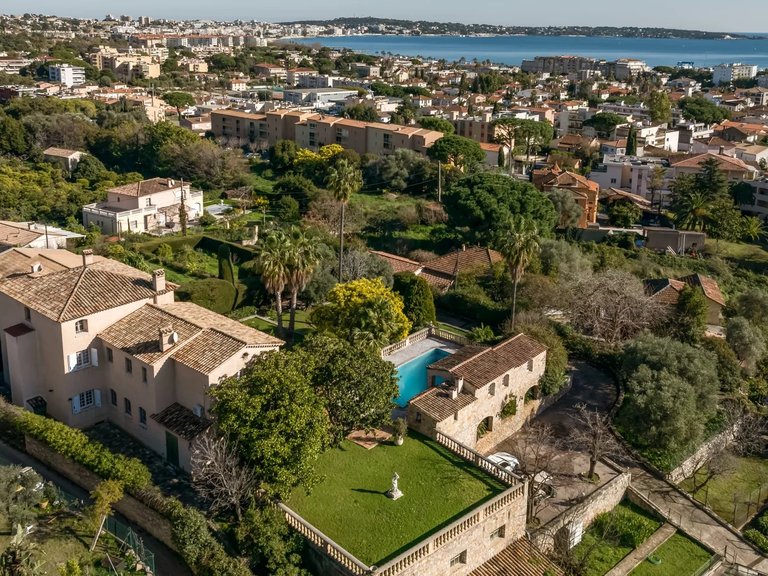 Villa for Sale in Le Golfe Juan, Antibes Area 1
