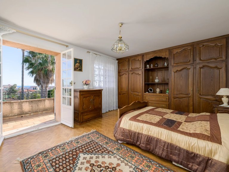 Villa for Sale in Le Golfe Juan, Antibes Area 10