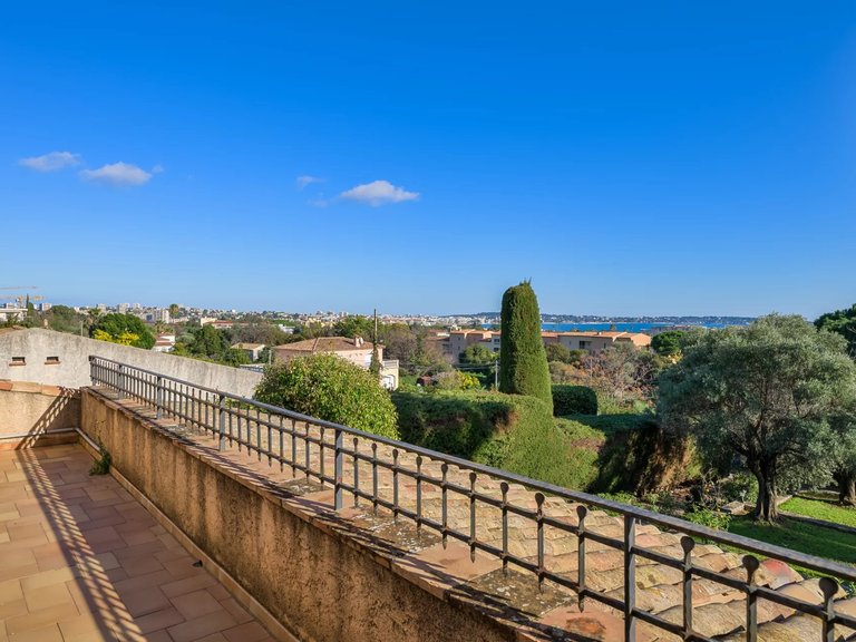 Villa for Sale in Le Golfe Juan, Antibes Area 12