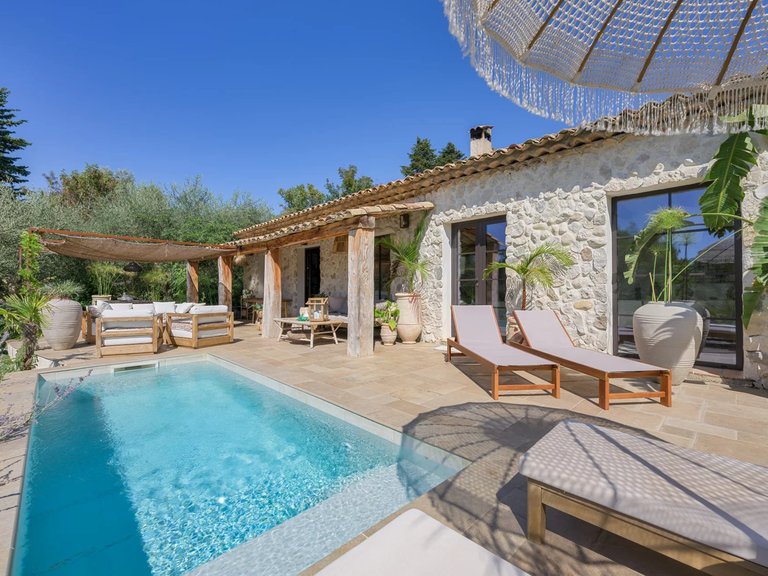 Villa for Sale in Tourrettes Sur Loup, Vence, St. Paul Area 2