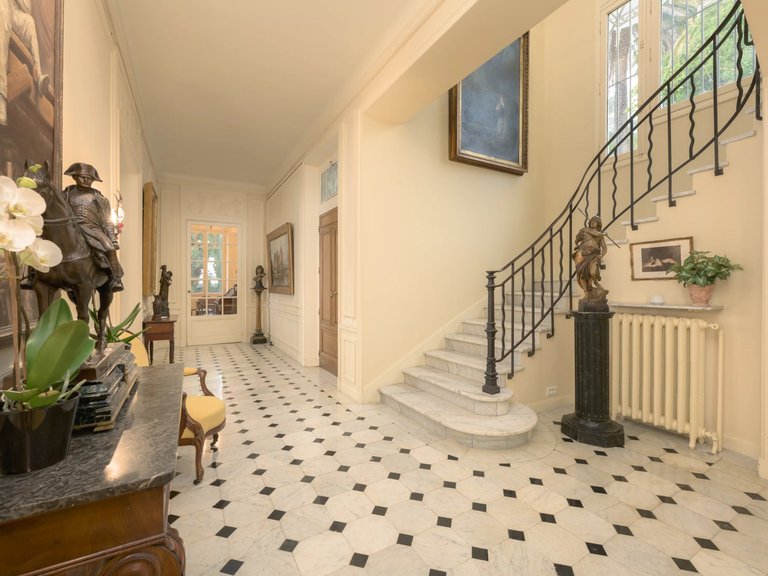 Villa for Sale in Grasse, Mougins, Valbonne, Grasse Area 11