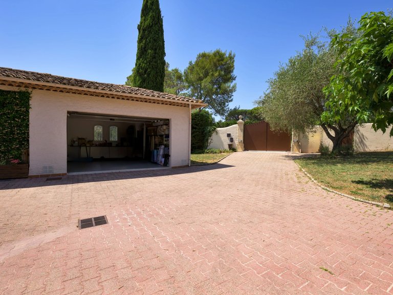 Villa for Sale in Mouans Sartoux, Mougins, Valbonne, Grasse Area 19