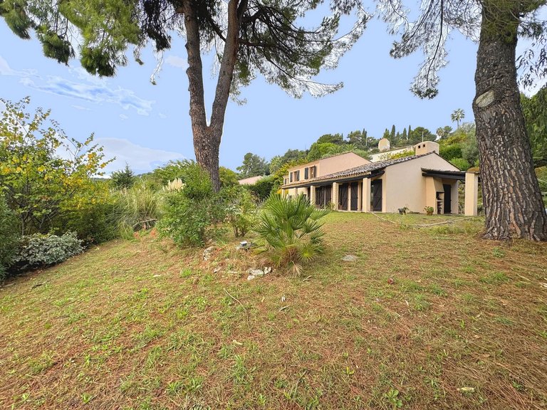 Villa for Sale in Vence, Vence, St. Paul Area 1
