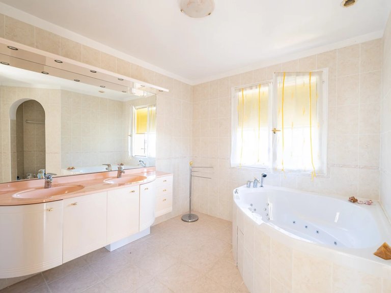 Villa for Sale in Cabris, Mougins, Valbonne, Grasse Area 12