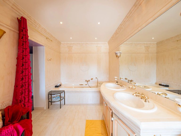 Villa for Sale in Cabris, Mougins, Valbonne, Grasse Area 16