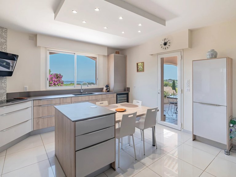 Villa for Sale in Cannes, Cannes Area 13