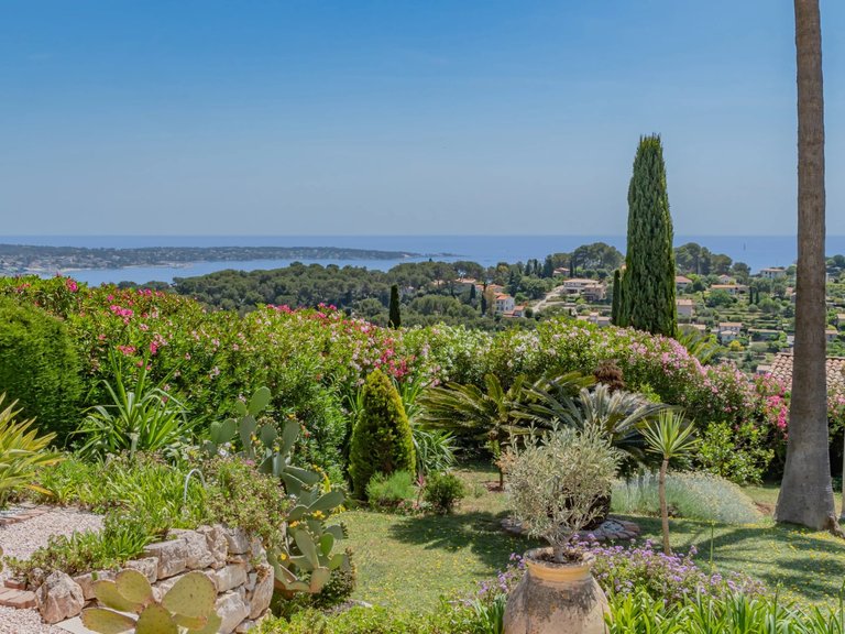 Villa for Sale in Cannes, Cannes Area 8