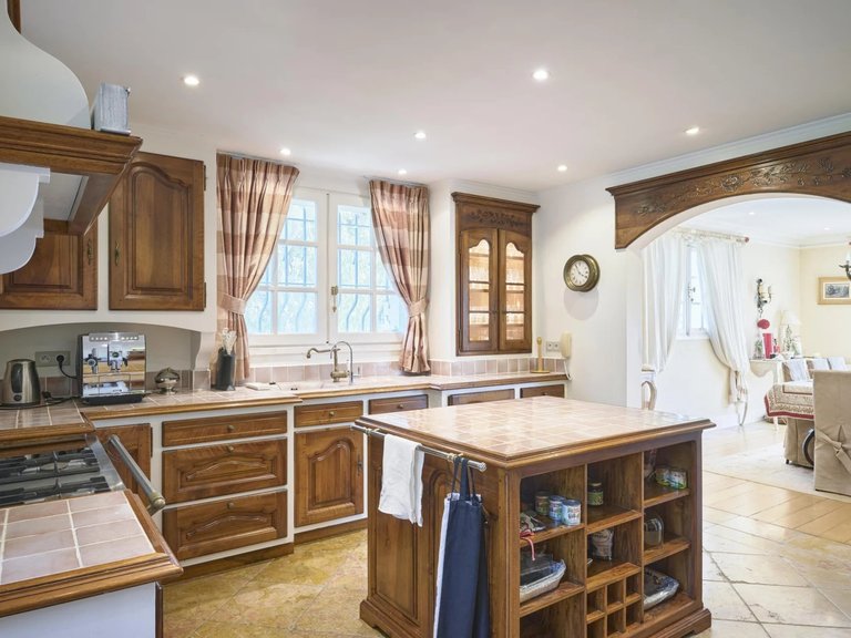 Villa for Sale in Cannes, Cannes Area 12