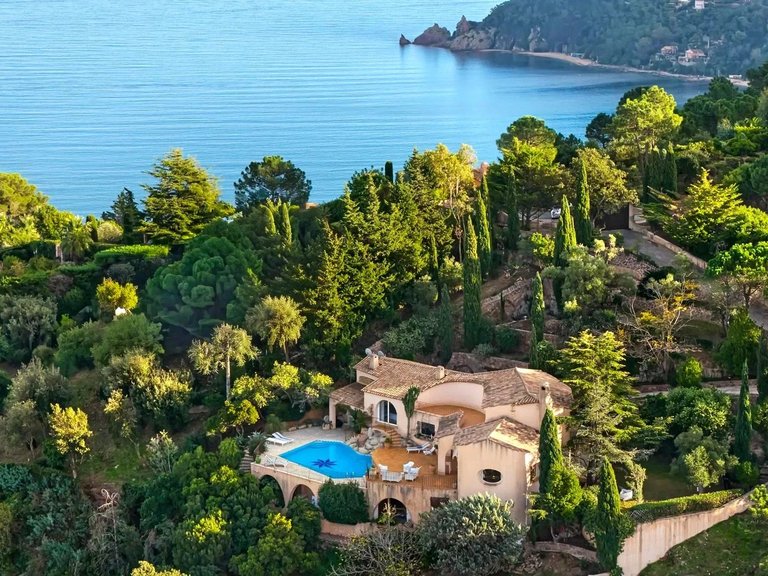 Villa for Sale in Theoule Sur Mer, Cannes Area 1