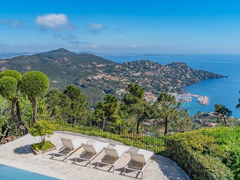 Villa for Sale in Theoule Sur Mer, Cannes Area 2
