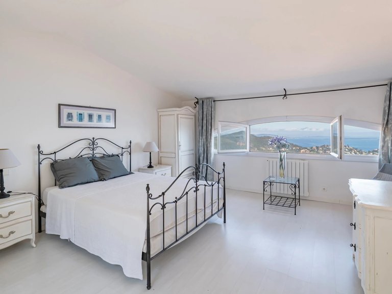 Villa for Sale in Theoule Sur Mer, Cannes Area 14