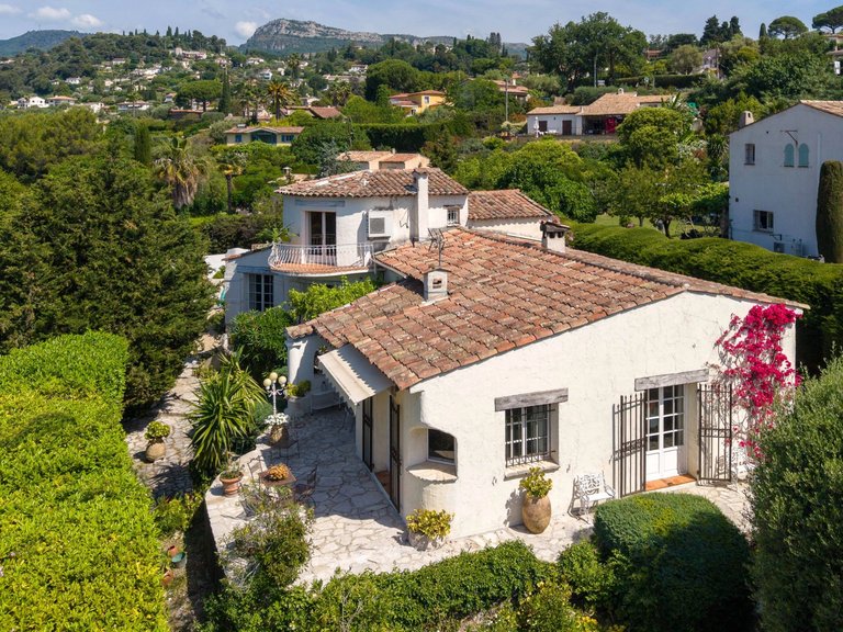 Villa for Sale in Vence, Vence, St. Paul Area 2