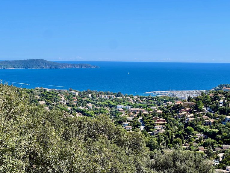 Villa for Sale in Cavalaire Sur Mer, Provence Coast (cassis To Cavalaire) 1