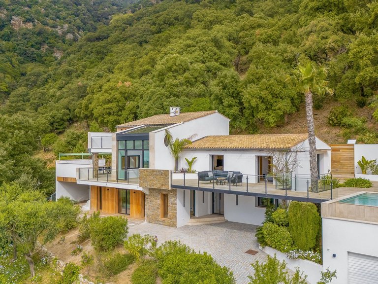 Villa for Sale in Cavalaire Sur Mer, Provence Coast (cassis To Cavalaire) 8