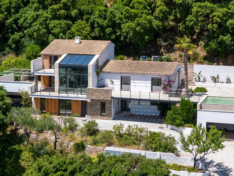 Villa for Sale in Cavalaire Sur Mer, Provence Coast (cassis To Cavalaire) 2