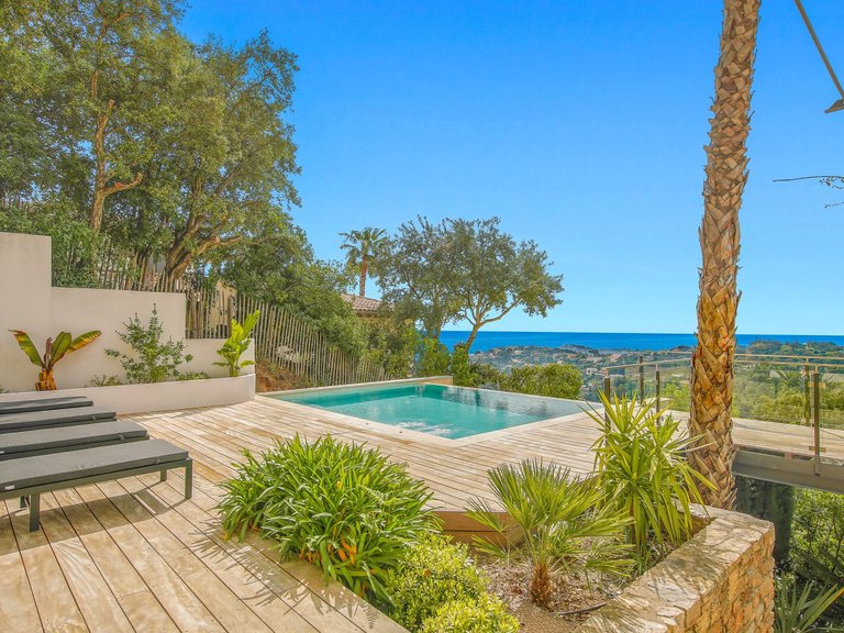 Villa for Sale in Cavalaire Sur Mer, Provence Coast (cassis To Cavalaire) 3