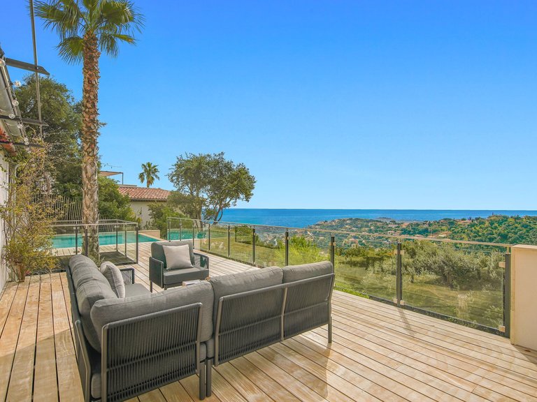Villa for Sale in Cavalaire Sur Mer, Provence Coast (cassis To Cavalaire) 4