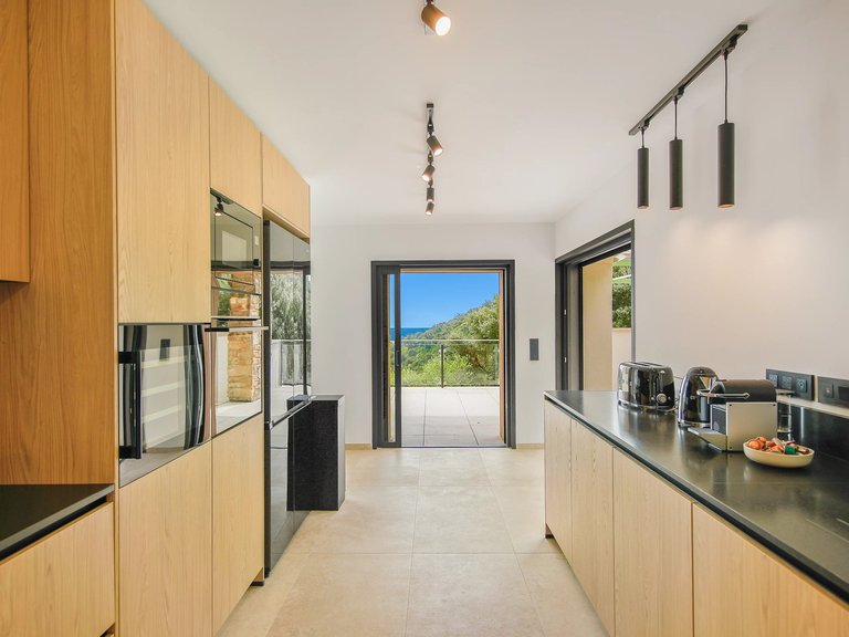 Villa for Sale in Cavalaire Sur Mer, Provence Coast (cassis To Cavalaire) 6
