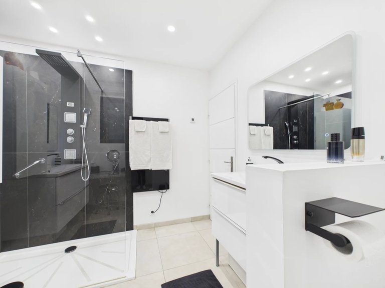 Villa for Sale in Grasse, Mougins, Valbonne, Grasse Area 16