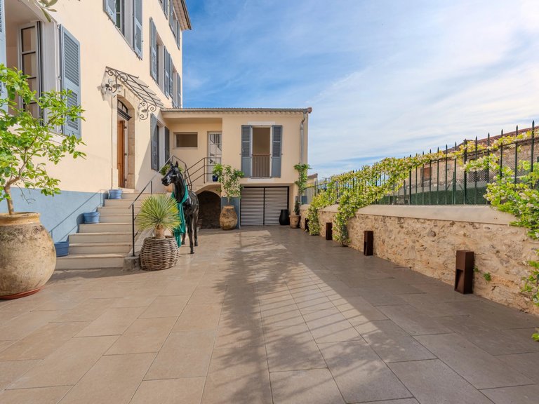 Villa for Sale in Biot, Mougins, Valbonne, Grasse Area 2