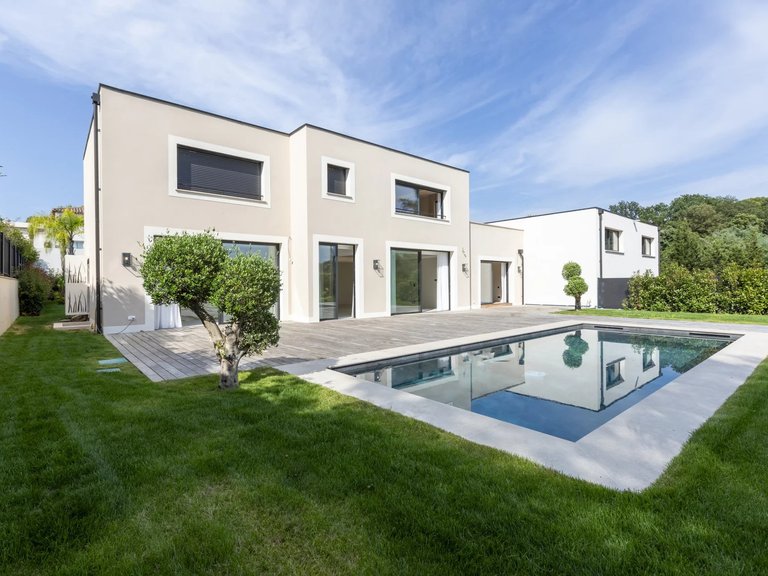 Villa for Sale in Valbonne, Mougins, Valbonne, Grasse Area 1