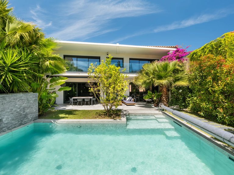 Villa for Sale in Cannes, Cannes Area 1