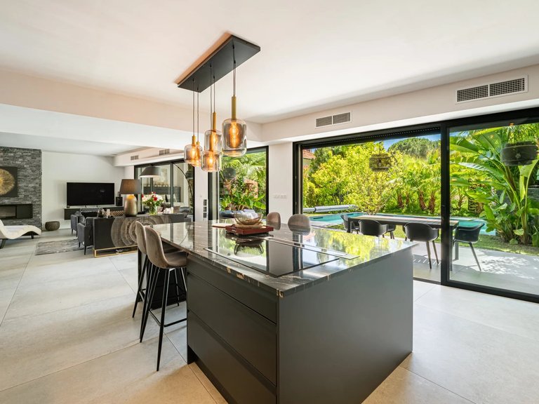 Villa for Sale in Cannes, Cannes Area 2
