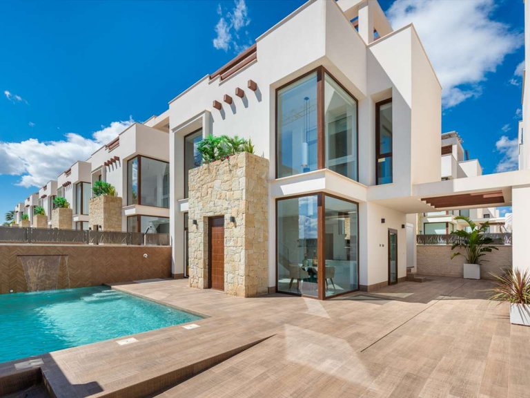 Villa for Sale in Los Montesinos, Alicante 1