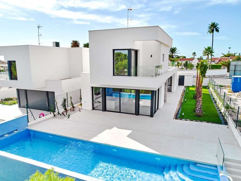 Villa for Sale in Orihuela Costa, Alicante 7