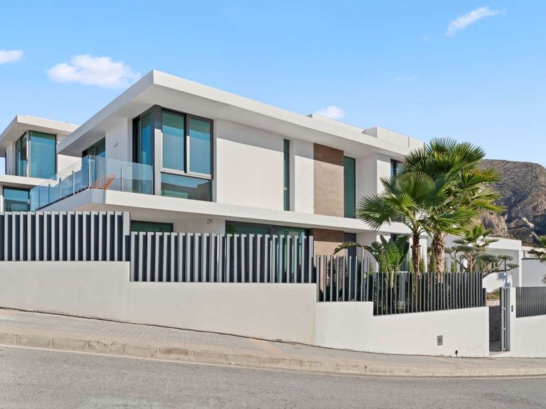 Villa for Sale in Benidorm, Alicante 3