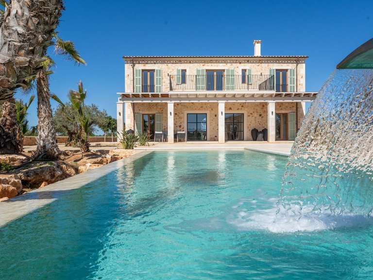 Country House for Sale in Es Llombards, Balearic Islands 1