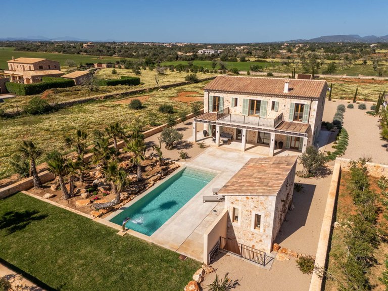 Country House for Sale in Es Llombards, Balearic Islands 2