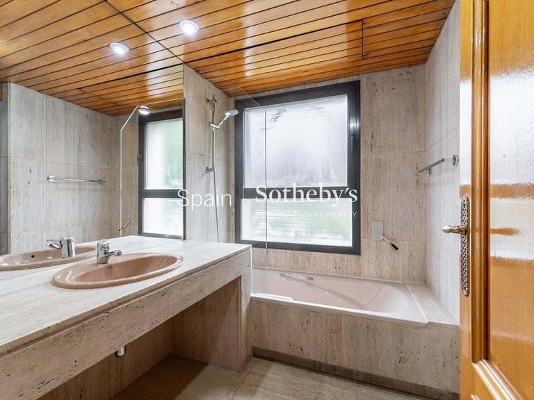 Villa for Rent in Madrid, Madrid 18