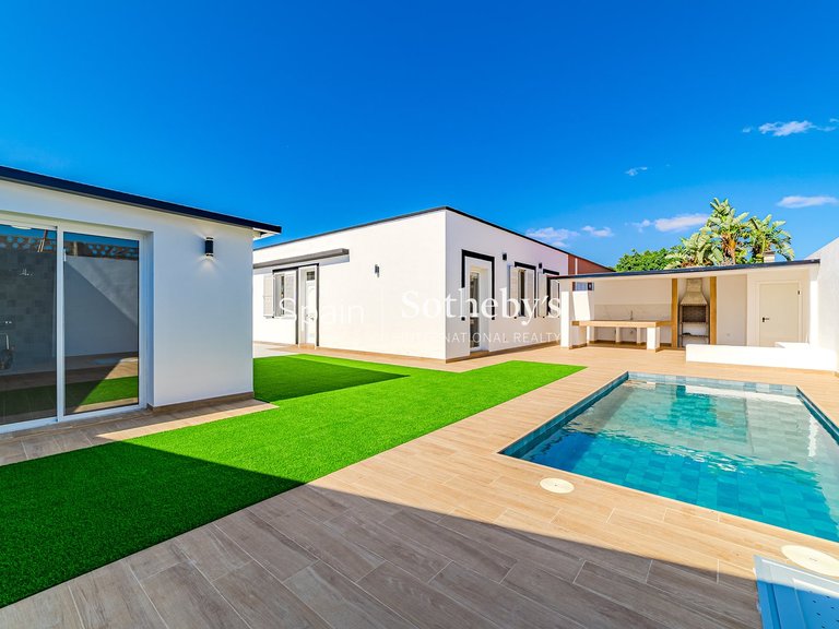 Villa for Sale in Santa Cruz De Tenerife, Tenerife 1