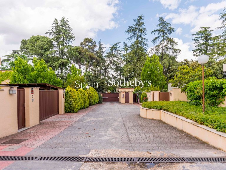 Villa for Rent in Madrid, Madrid 28