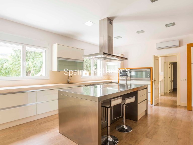 Villa for Rent in Madrid, Madrid 10