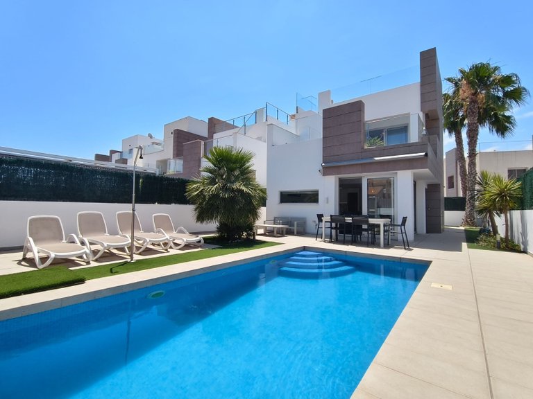 Villa for Sale in El Raso, Alicante 1