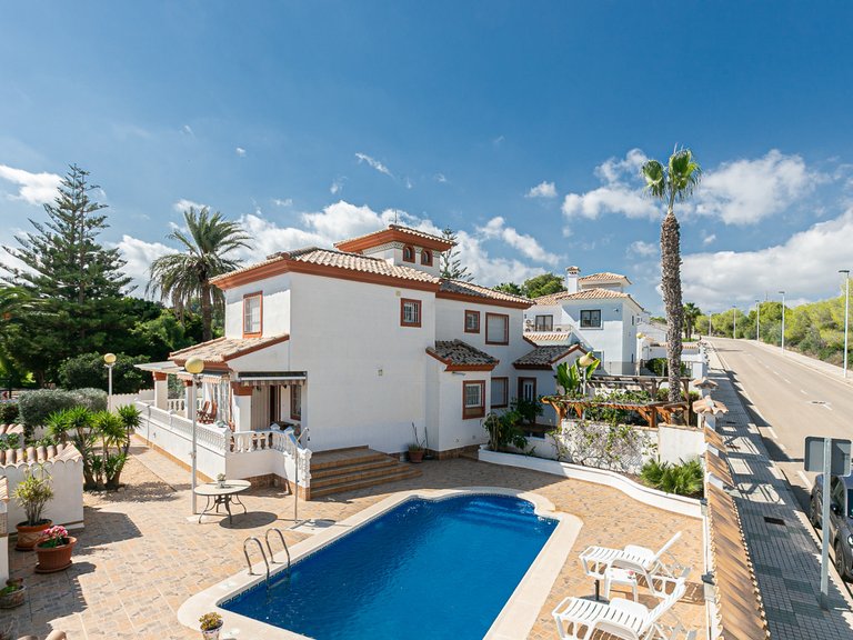 Villa for Sale in Villamartin, Alicante 1